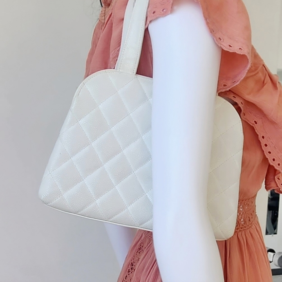 Vintage Chanel White Caviar Bag with Gold Hardware - Picture 5 of 8